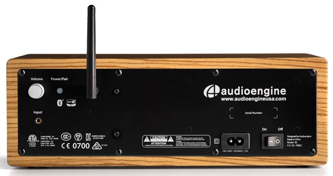 Audioengine - cara trasera con conectivos: entrada angológica mini-jack, iluminación Bluetooth y antena para enlace inalámbrico
