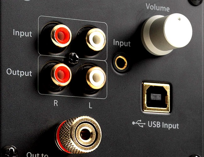 Entradas y salidas de audio, el potenciómetro de ajuste de volumen y el limitador de tornillo