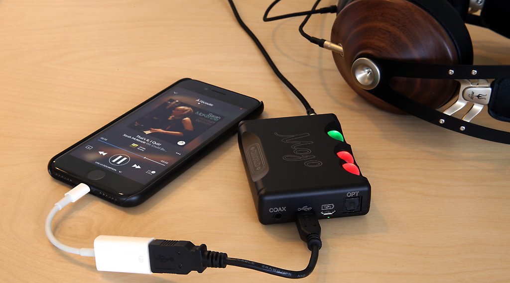 El audio DAC de Mojo con el iPhone en USB y enlace de iluminación por dos cables